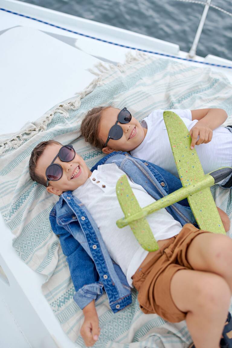Children-scare-plane-flight-travel