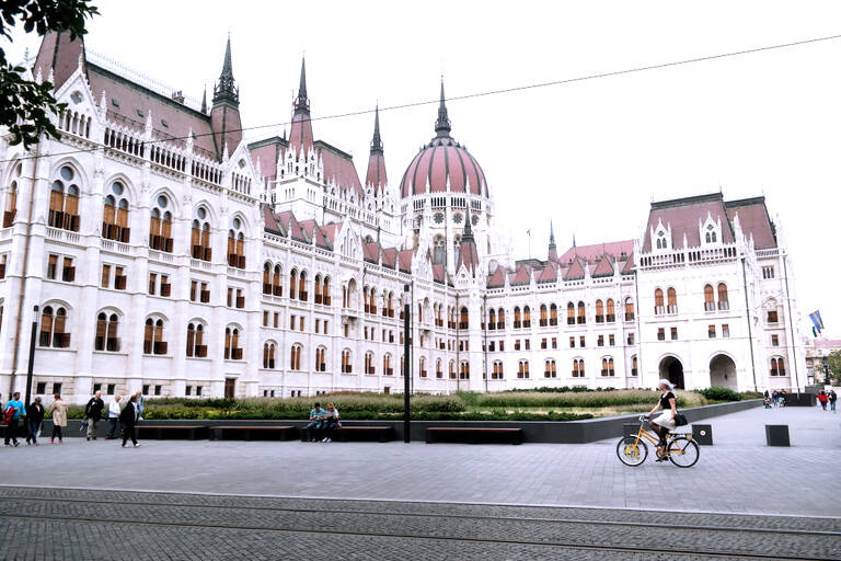 GUESTBLOGGER-WAH-europe-hungary-budapest-building