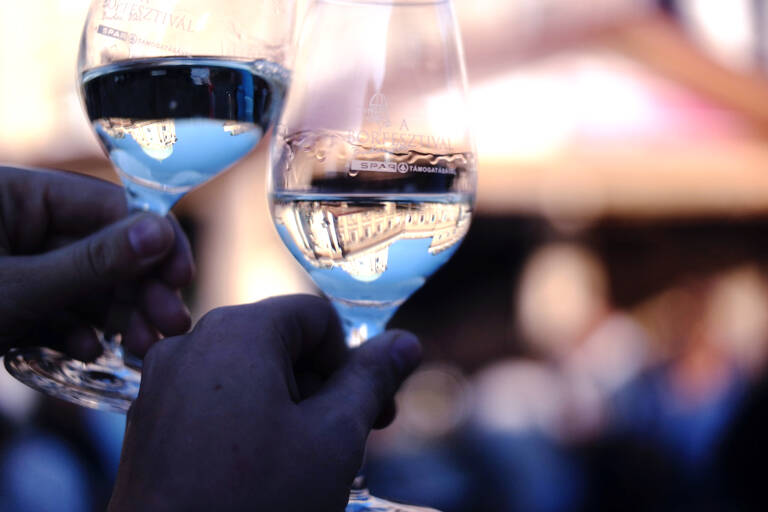 GUESTBLOGGER-WAH-europe-hungary-budapest-glass