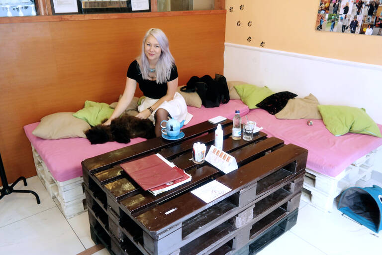 GUESTBLOGGER-WAH-europe-hungary-budapest-laura-cafe