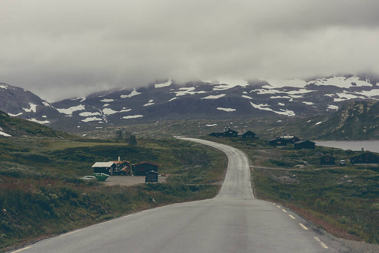 GUESTBLOGGER-WAH-europe-norway-road-snow