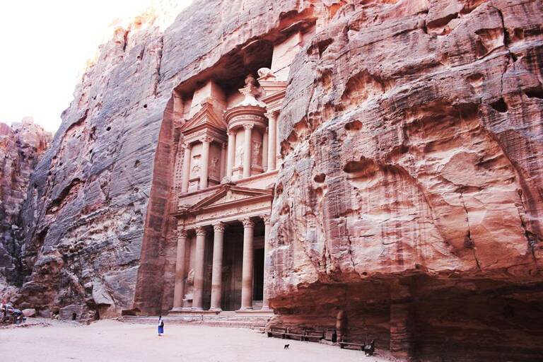 GUESTBLOGGER-WAH-middle-east-jordan-petra-rock-building
