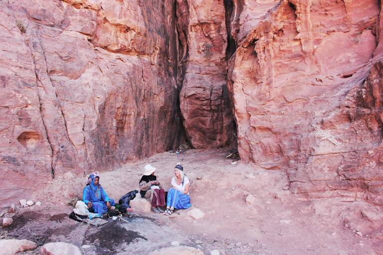 GUESTBLOGGER-WAH-middle-east-jordan-petra-women