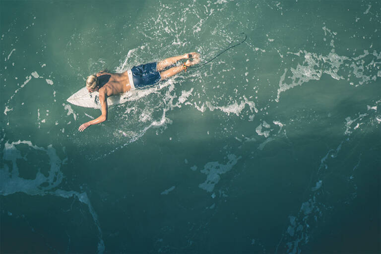 Man-op-surfboard