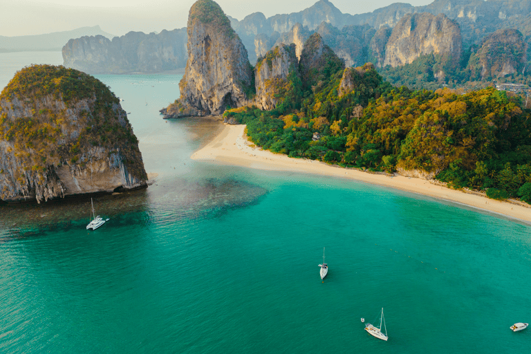 Sailing-thailand-coast-mountain