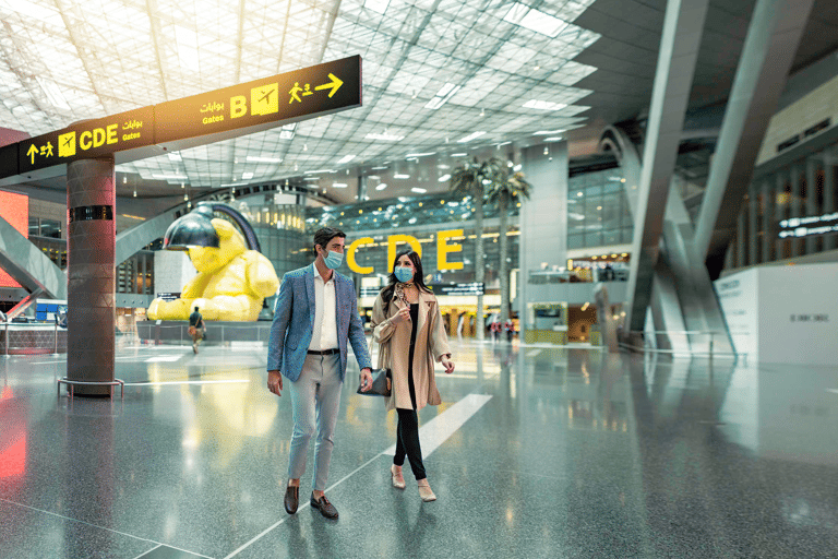 airline-qatar-airways-airport-couple-mask