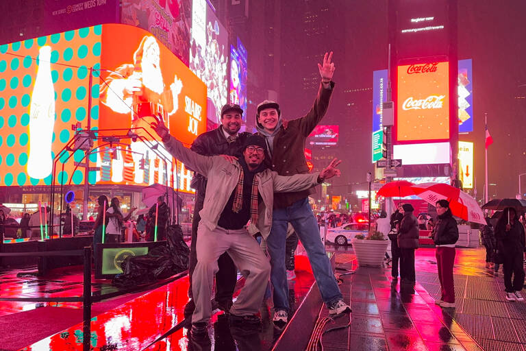 america-nyc-time-square-3-boys