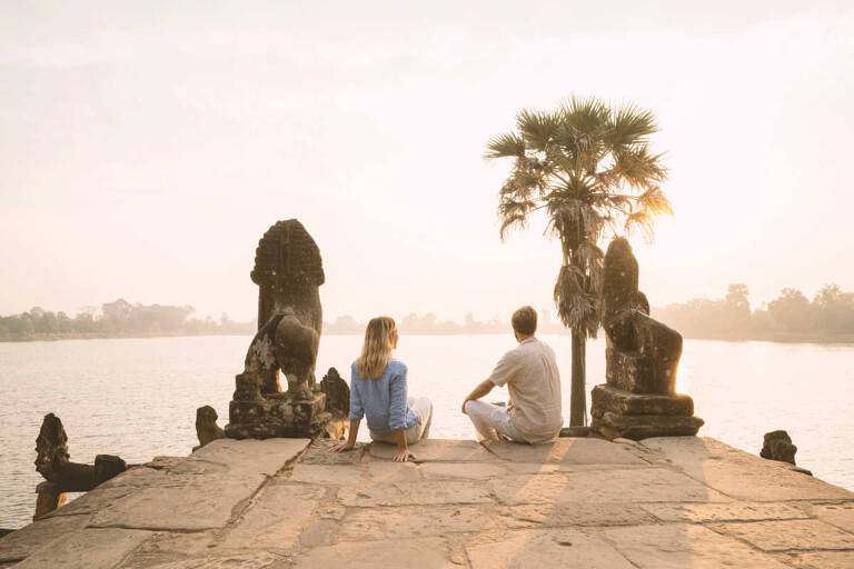 asia-cambodia-angkor-wat-couple-sitting-sunrise