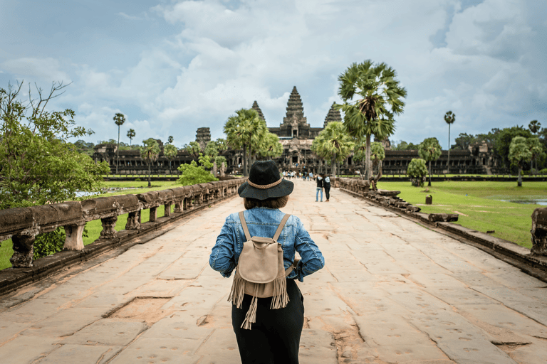 asia-cambodia-angkor-wat-with-tourists