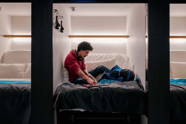 asia-japan-capsule-hotel