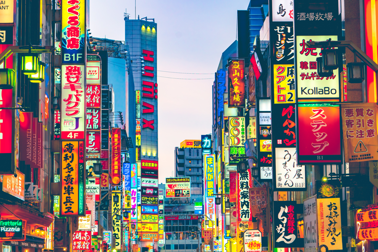 asia-japan-tokyo-kabukicho-shinjuku-streetlights