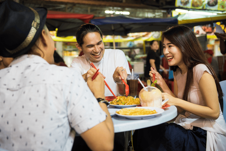 asia-malaysia-kuala-lumpur-friends-eating-mamak-food