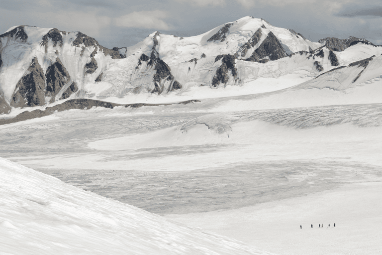 asia-mongola-mount-khuiten-climbers-glacier