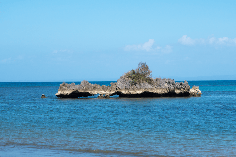 asia-philippines-matukad-rock-in-sea