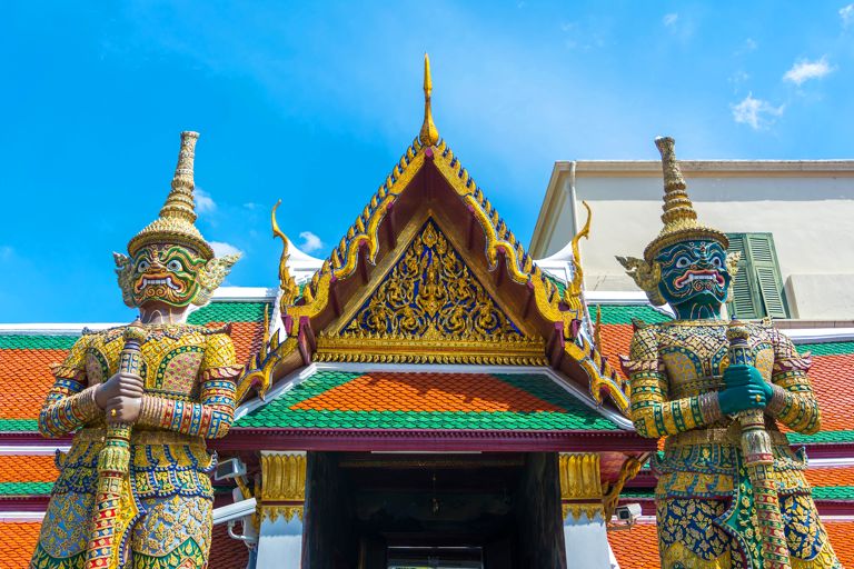 asia-thailand-bangkok-grand-palace-temple-statues