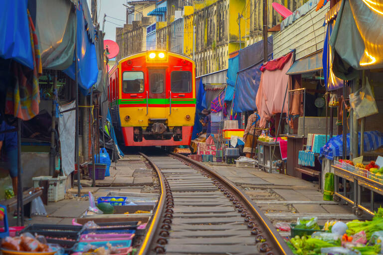 asia-thailand-bangkok-mae-klong-railway-market