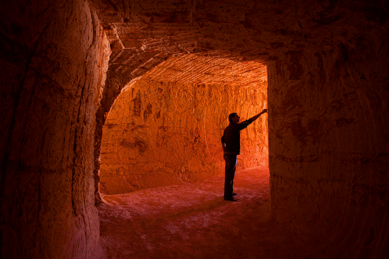 australia-coober-pedy-cave-man-looking