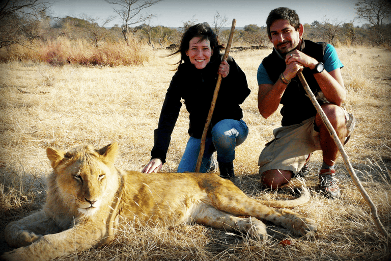 blog-generic-tourist-posing-lion-walk