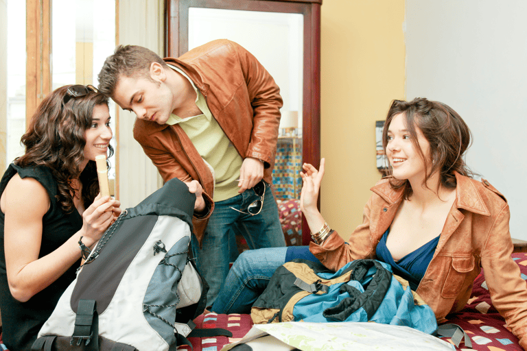 blog-hotel-room-friends-talking