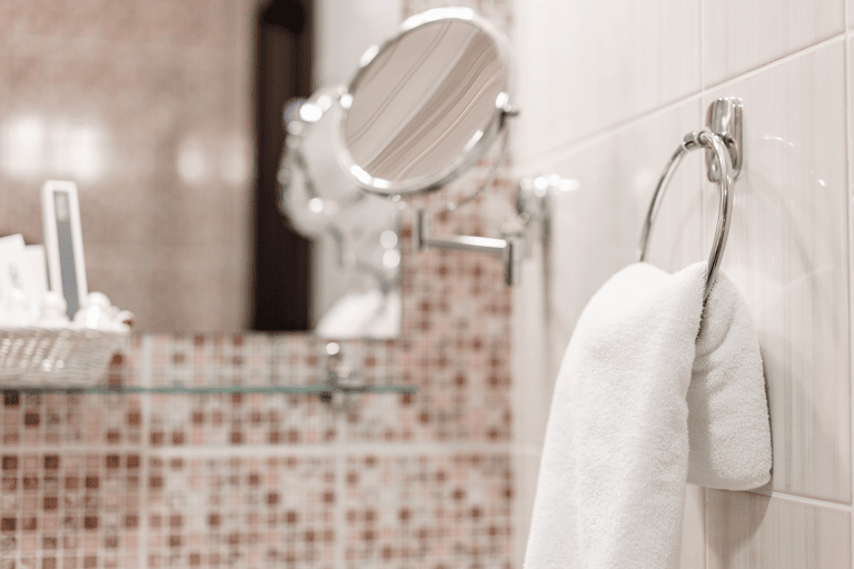 blog-hotel-room-towel-hanging
