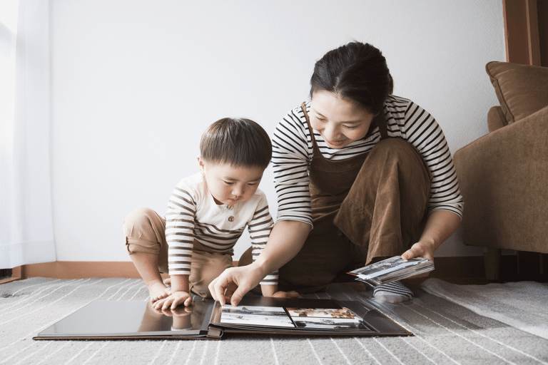 blog-mother-son-looking-photos