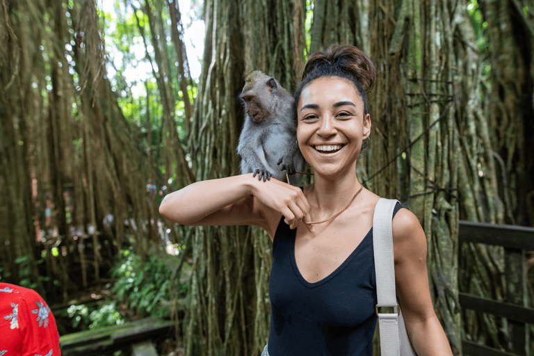 blog-tourist-africa-posing-monkey