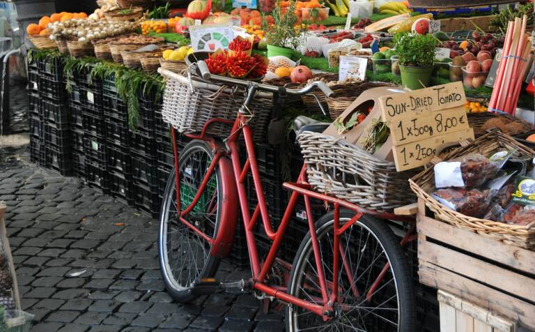 cute_market_in_rome_italy_travel