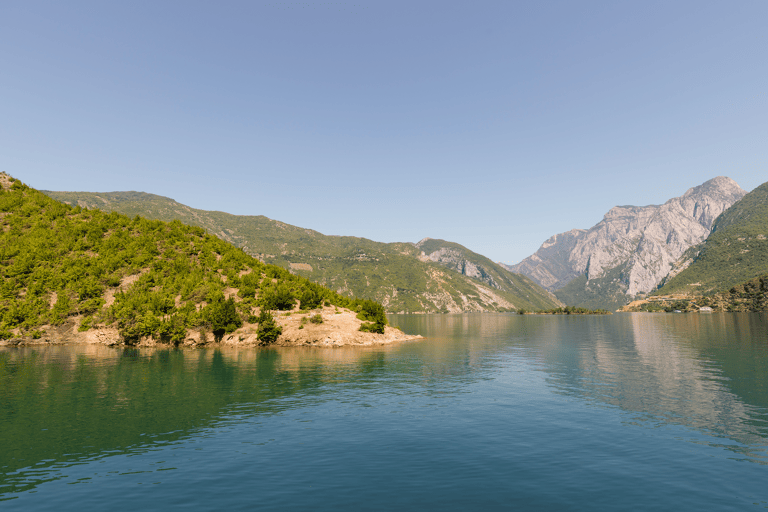europe-albania-alpes-komani-lake