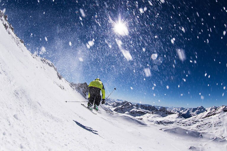 europe-austria-alpes-man-skiing