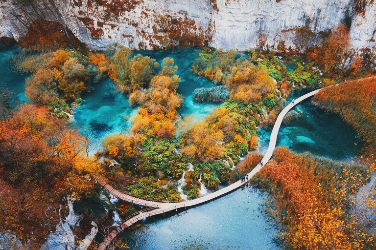 europe-croatia-plitvice-lakes-wooden-trekking-path