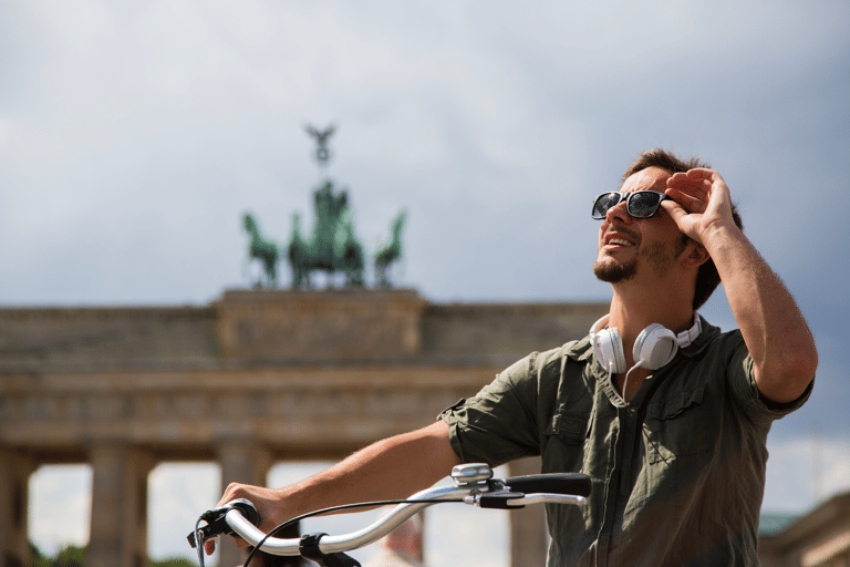 europe-germany-berlin-man-with-bike-brandenburger-tor