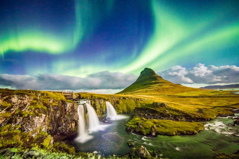 europe-iceland-kirkjufell-waterfall-northern-light