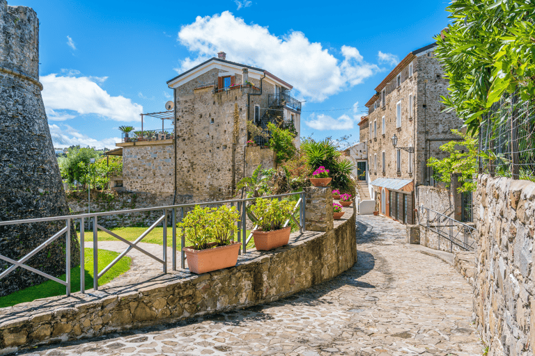 europe-italy-acciaroli-small-streets