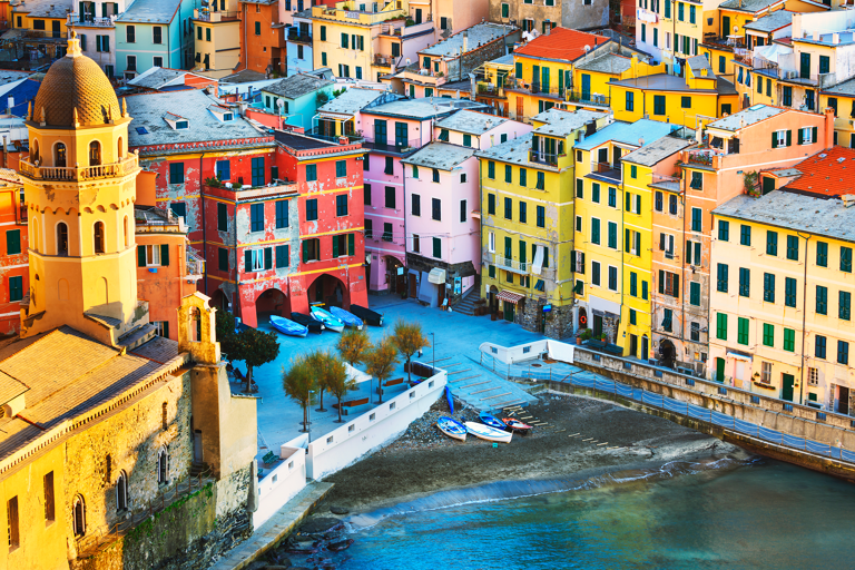 europe-italy-cinque-terre-vernazza-colorful-harbour