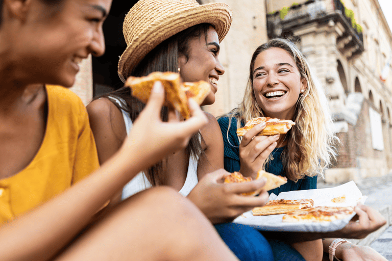 europe-italy-rome-street-girlfriends-eating-pizza
