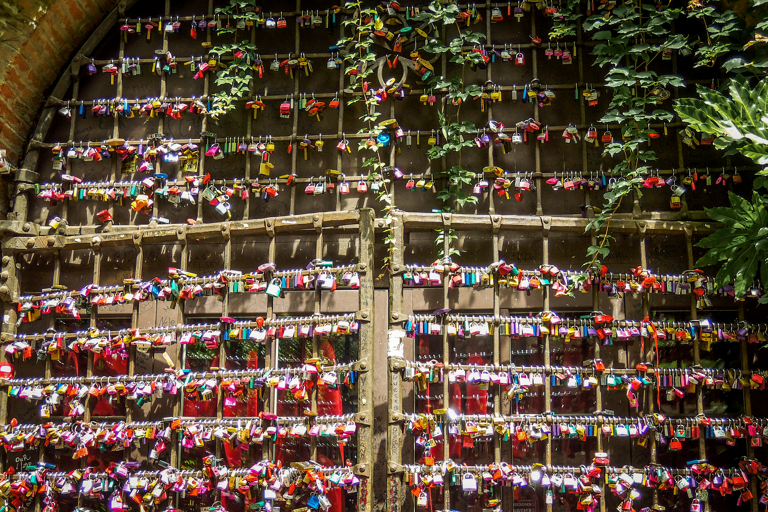europe-italy-verona-juliets-house-love-lock