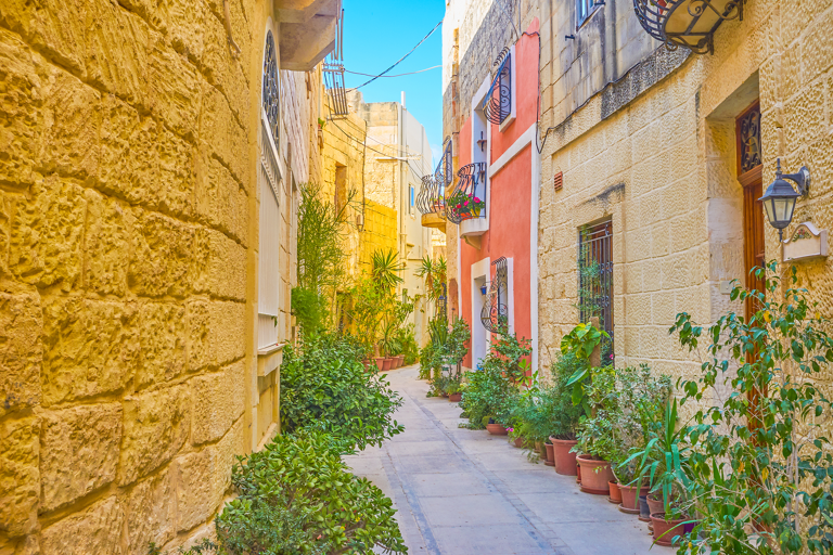 europe-malta-naxxar-colourful-street