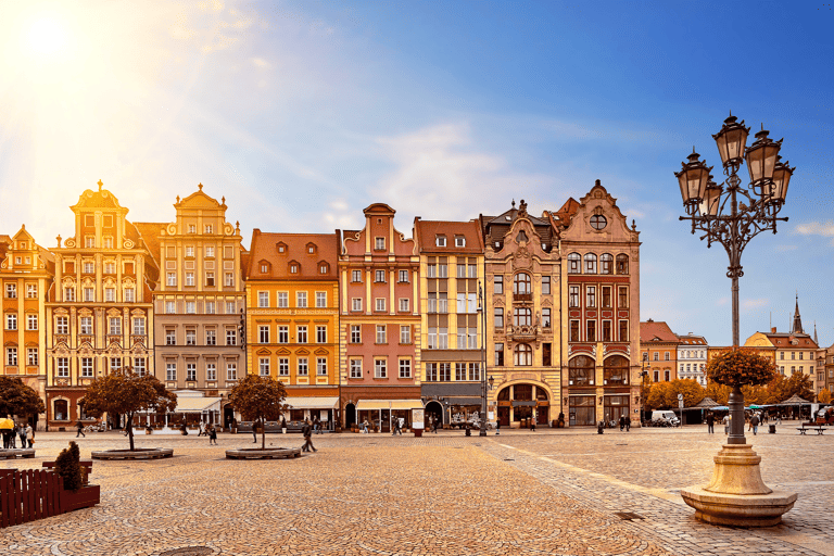 europe-poland-wroclaw-market-square-colorful-houses-sun