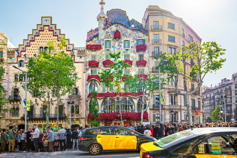 europe-spain-barcelona-casa-battlo-crowds