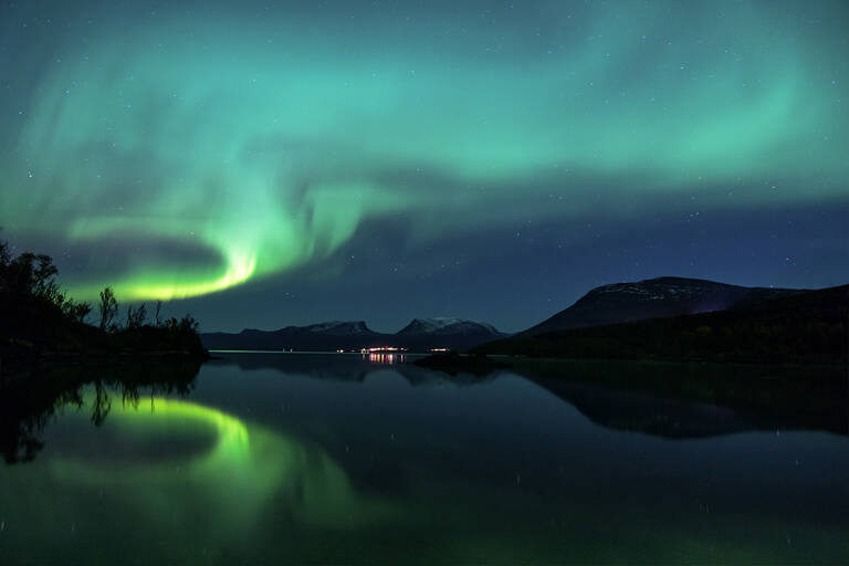 europe-sweden-northern-lights-village-lake