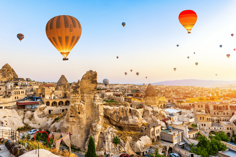 europe-turkey-cappadocia-goreme-sunrise-hot-air-balloon