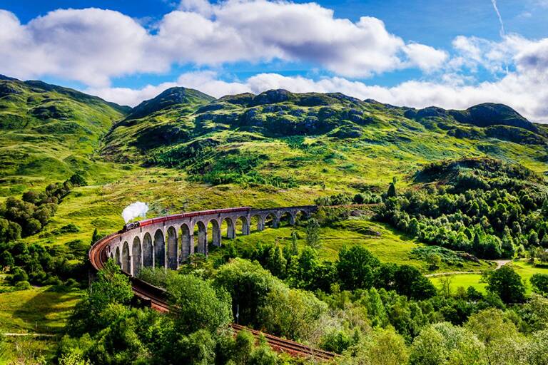 europe-united-kingdom-scotland-glenfinnan-viaduct-train-BLOG