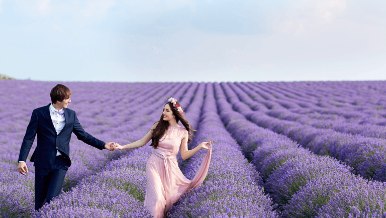 france-provence-wedding-couple-lavender-field