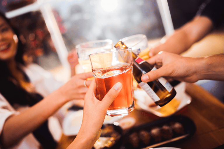 general-friends-drinking-beer-cheers