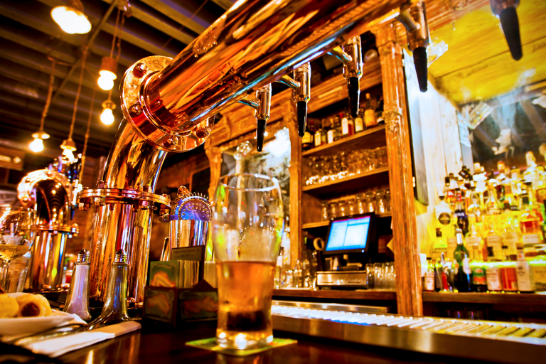 general-irish-english-pub-beer-on-bar