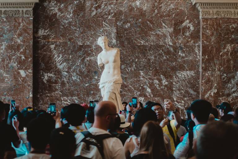 general-louvre-venus-de-milo-crowd