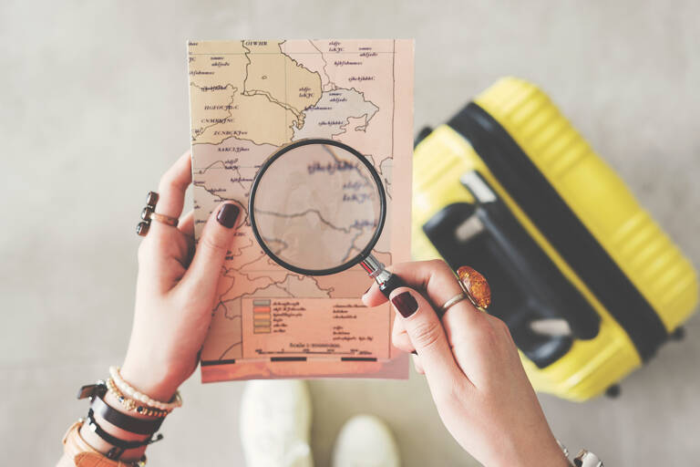 general-travel-magnifying-glass-luggage