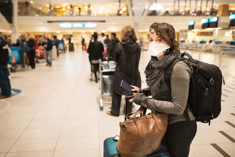 general-traveler-at-airport-with-facemask