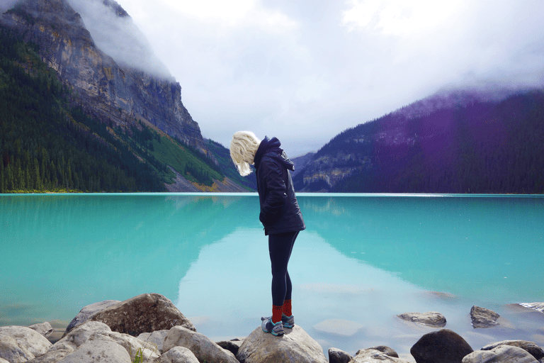general-traveler-canada-blue-lake-mountains-nature