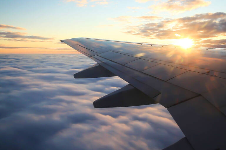 generic-airplane-duurzame-airlines-clouds-sun